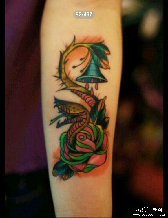 手臂潮流经典的蛇与玫瑰花纹身图案