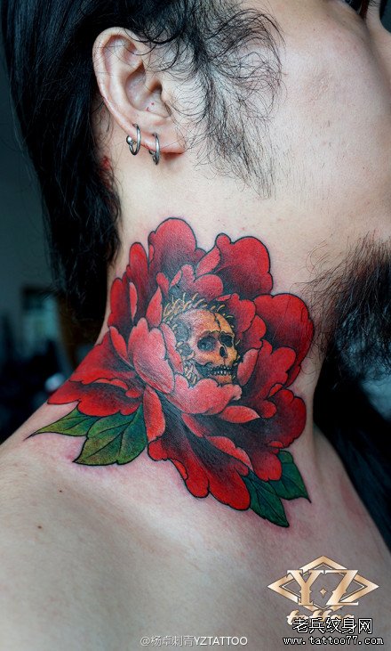 脖子处精美时尚的牡丹纹身图案
