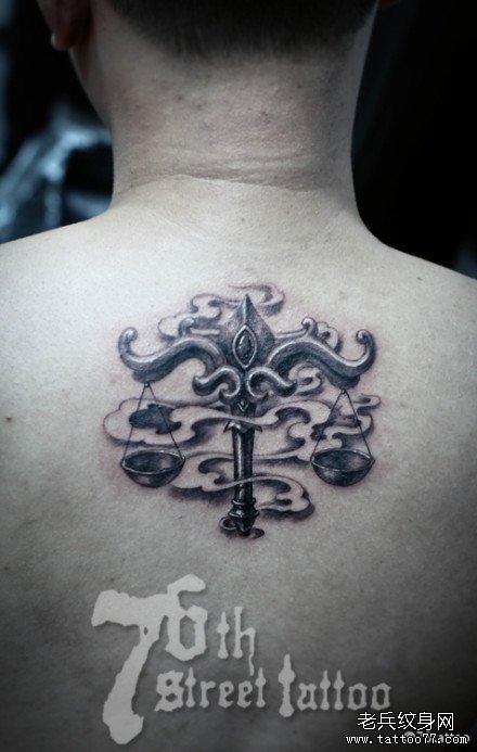男生后背潮流的天秤座纹身图案