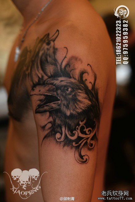 手臂很帅潮流的一款乌鸦纹身图案