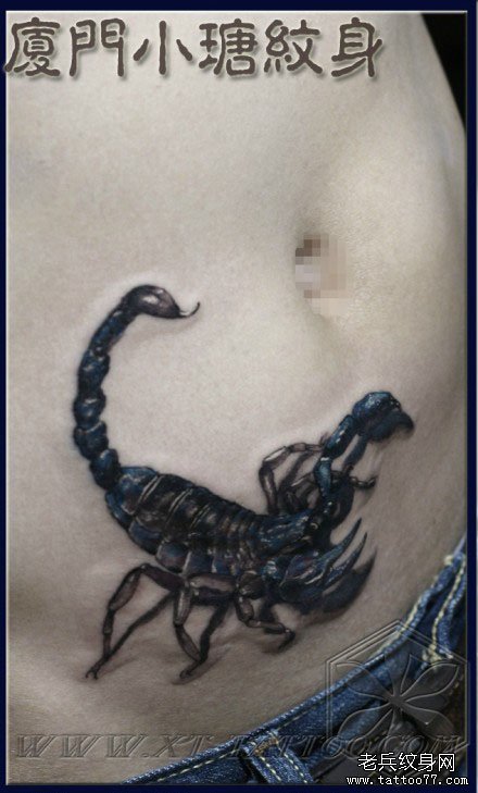 男生腹部一款经典的蝎子纹身图案