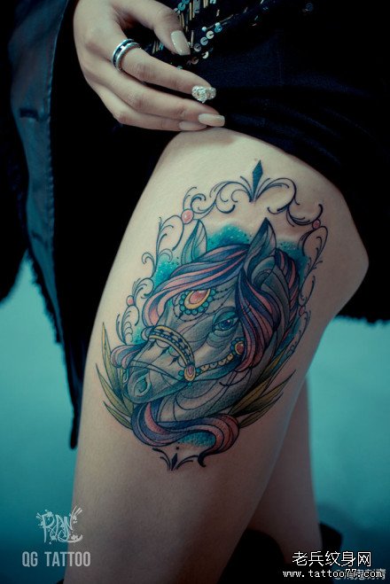 美女腿部经典时尚的马纹身图案