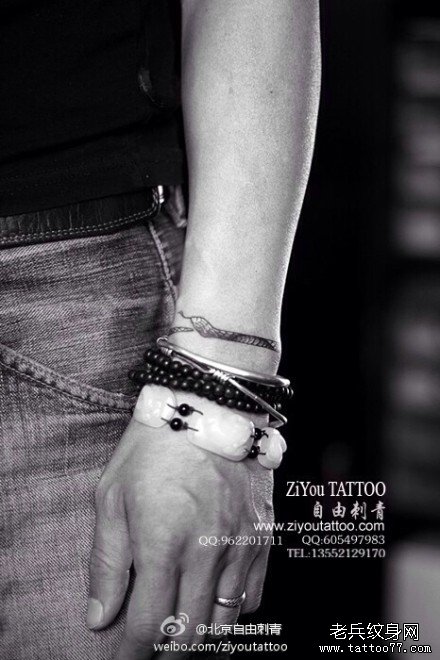 手腕小巧精美的小蛇手链纹身图案