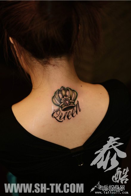 女生后脖子精美时尚的皇冠纹身图案