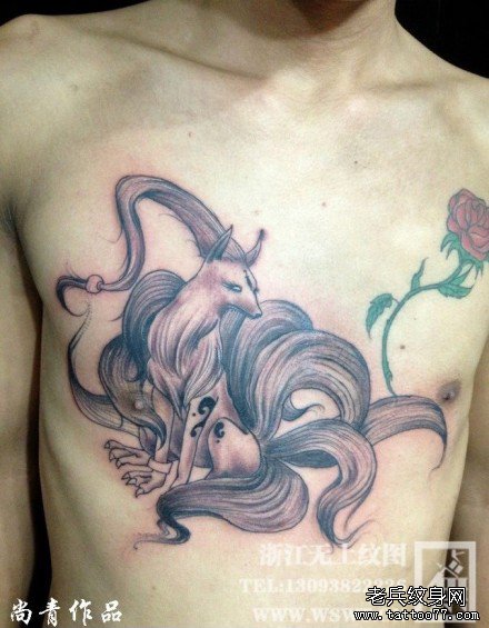 男生前胸经典帅气的九尾狐纹身图案