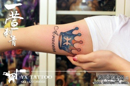 手背内侧精美的星座与星空皇冠纹身图案