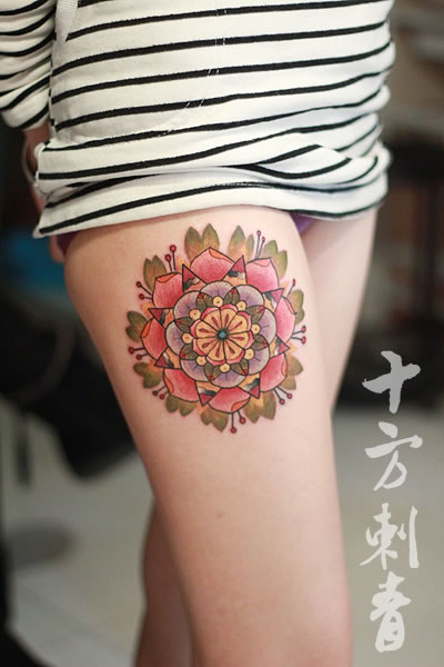 长沙十方刺青纹身秀图吧作品:美女腿部性感大花纹身