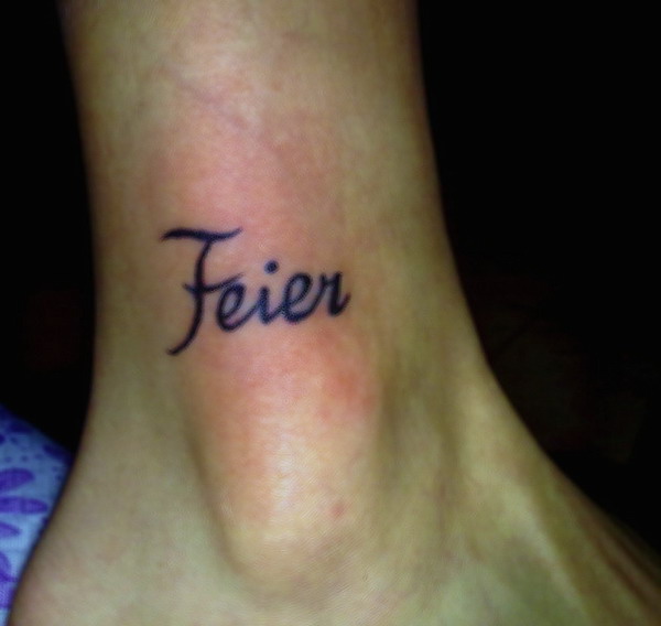 天津小东纹身秀图吧作品：脚踝英文字母纹身图案