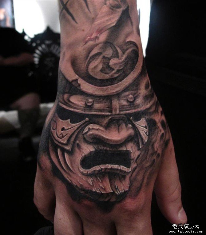 手背上一款武士纹身作品