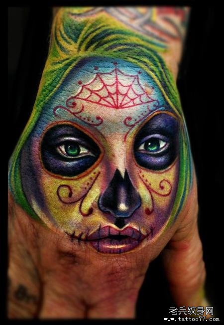 手背上一款彩色的死亡女郎纹身作品