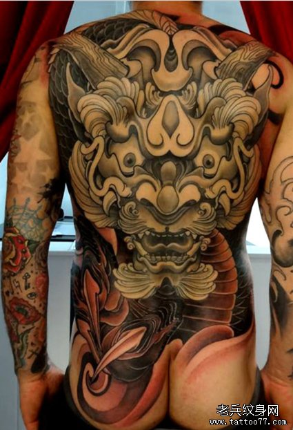 一款传统满背唐狮纹身作品