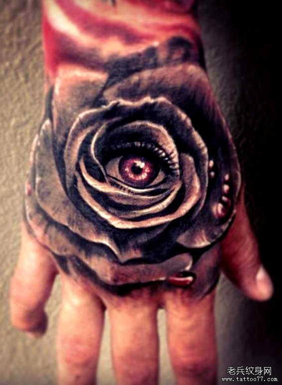 手背上的一款恐怖玫瑰花纹身图案
