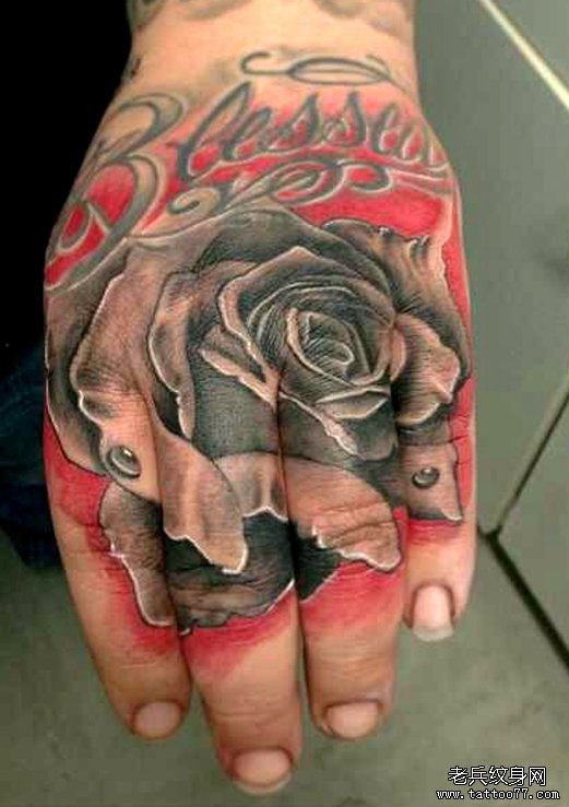 手背上一款个性的玫瑰花纹身作品