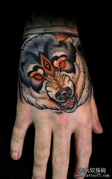 手背上一款欧美狼头纹身图案