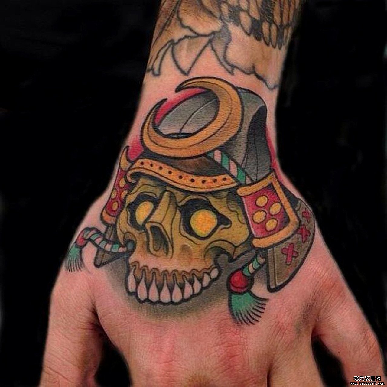 纹身推荐手背上一款武士纹身作品