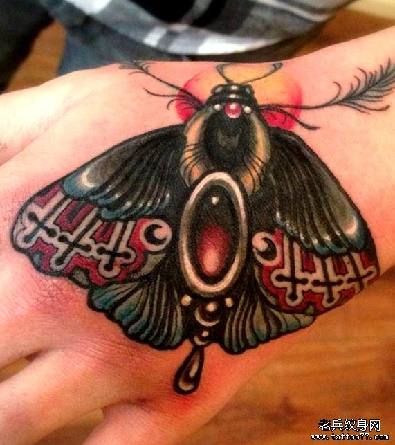 给大家推荐手背上一款个性蝴蝶纹身图案
