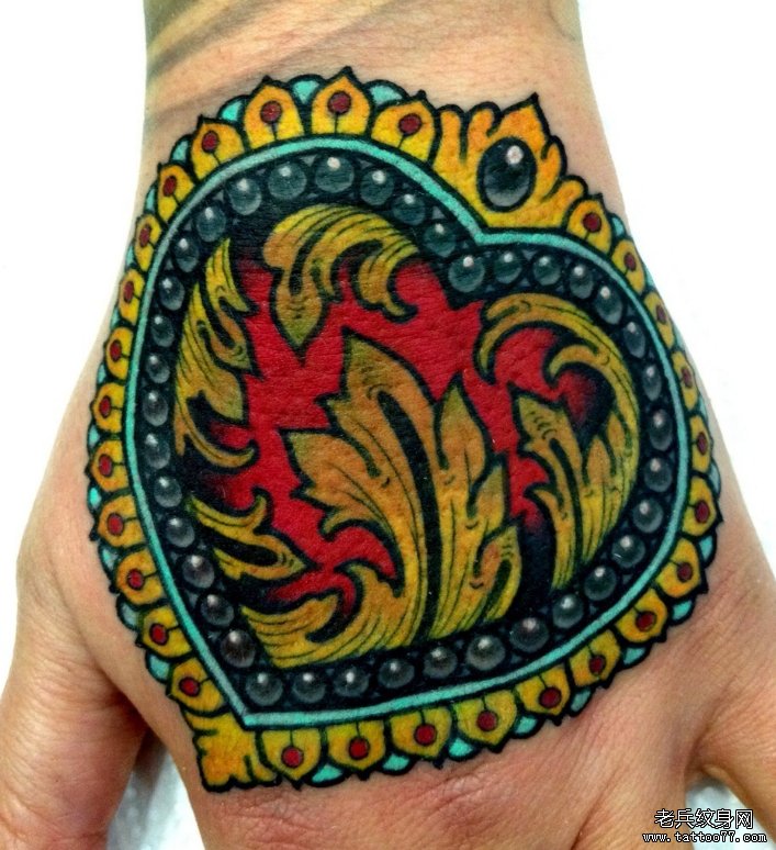 手背上一款时尚爱心纹身图案