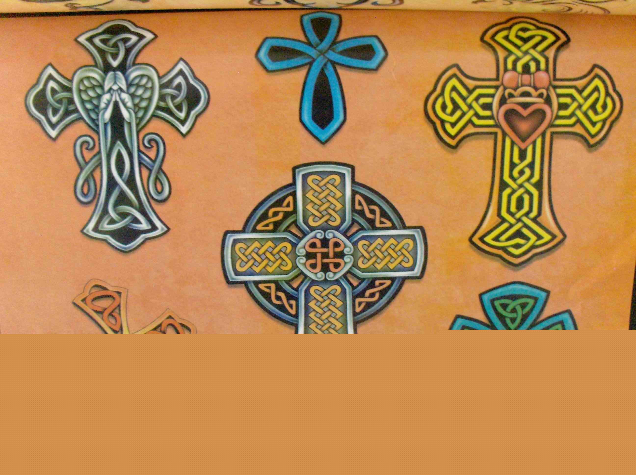 给大家欣赏一款十字架纹身图案