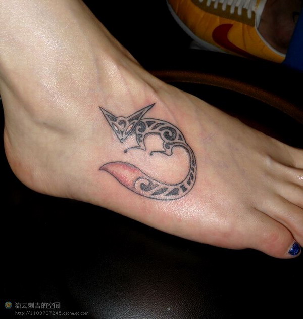 南昌流云堂纹身秀图吧作品：脚背卡通狐狸纹身图案