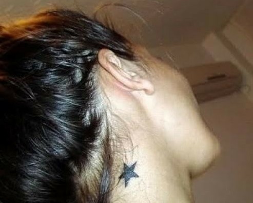 费尔南德斯脖子星星纹身图片
