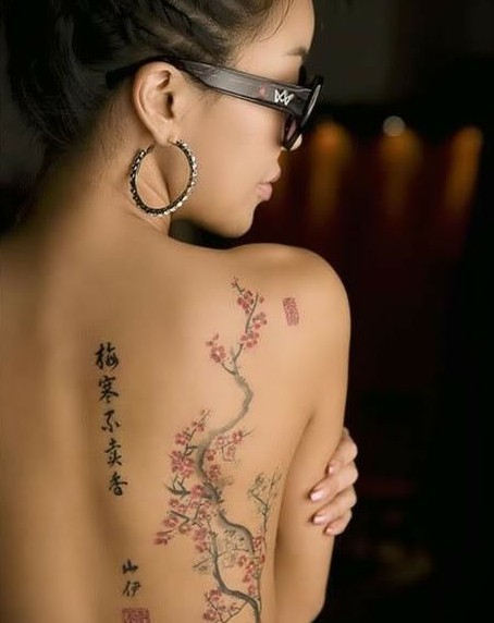 半甲樱花性感背部纹身图
