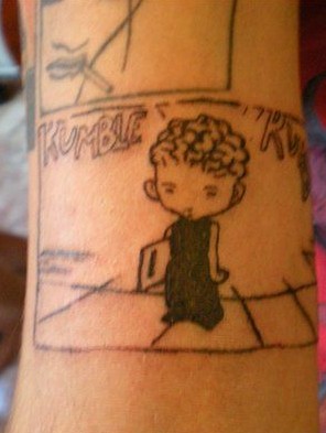 部位纹身卷发小男孩图