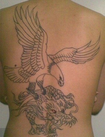 复古雄鹰背部纹身图图片