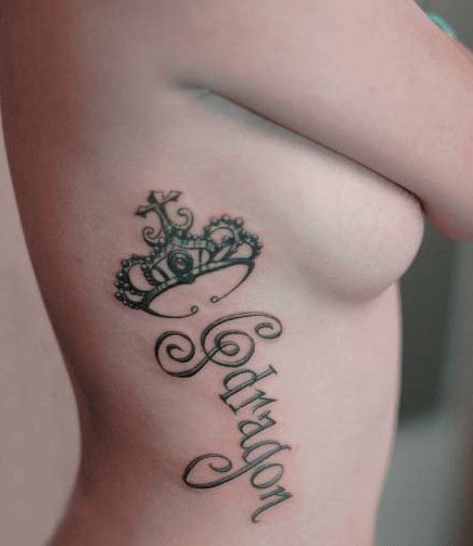 美女侧胸皇冠与字母图案纹身图片