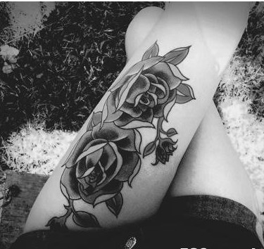 美女长腿上妖艳玫瑰纹身