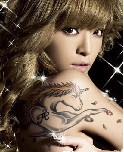 日本女星滨崎步背部独角兽纹身缩略频道推荐图