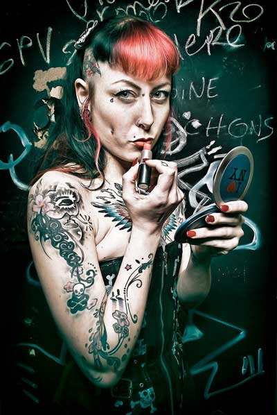 红唇美女手臂上个性纹身