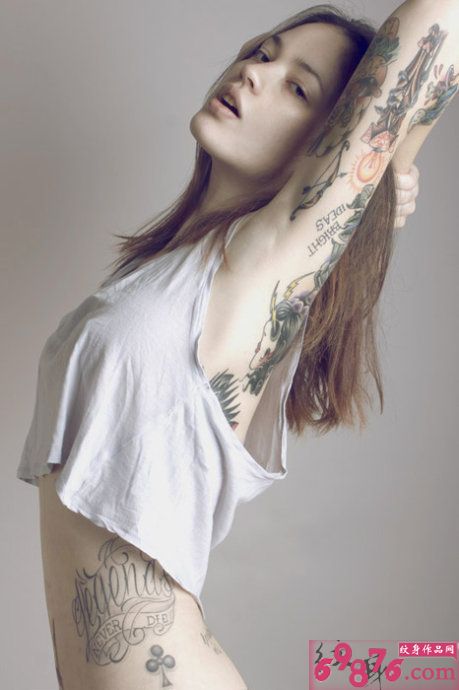 美女手臂和腰侧纹身图案