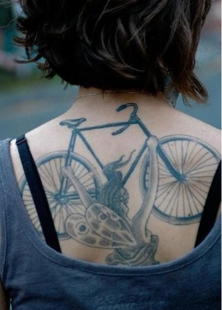 高举自行车的精灵纹身图片