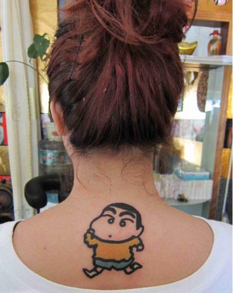 时尚女性脖子可爱好看的蜡笔小新纹身图片