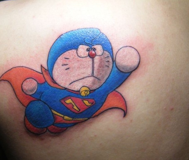 后背哆啦A梦纹身图片