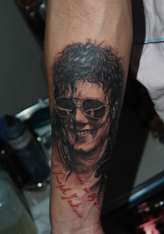 手臂杰克逊头像纹身