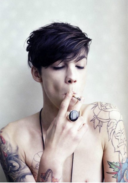 抽烟90后身上个性纹身