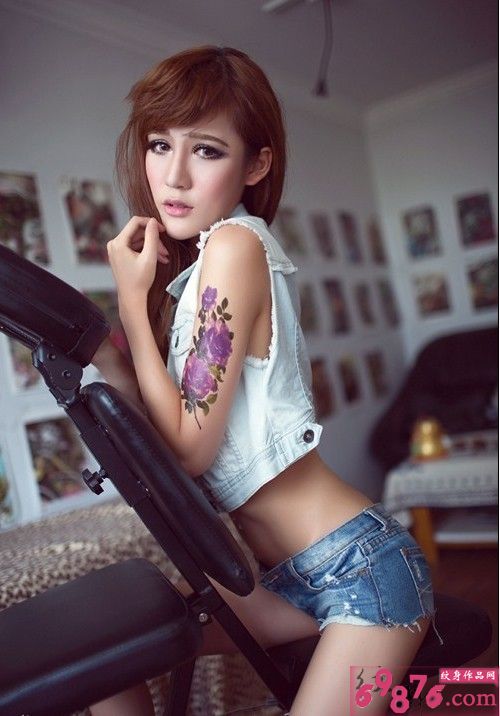 妖娆美模手臂玫瑰纹身图片