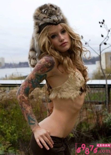 小妖孽美女花臂个性纹身图片