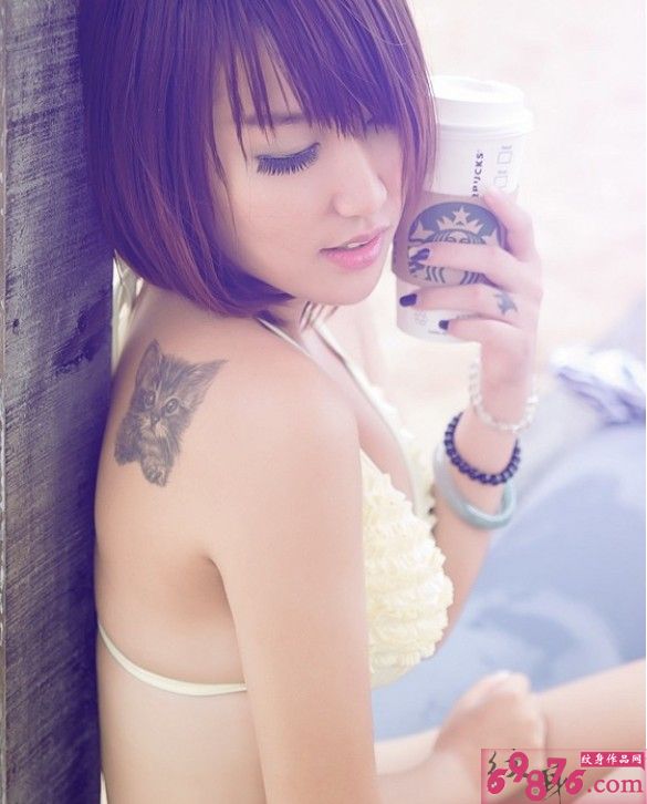 性感美女后背可爱猫咪纹身图片