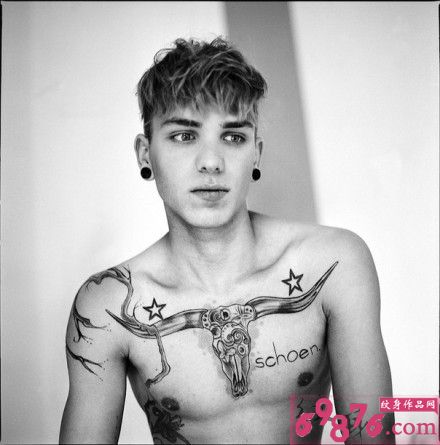 潮男胸前个性牛头纹身