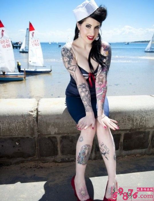 细嫩白皙美女身上个性纹身