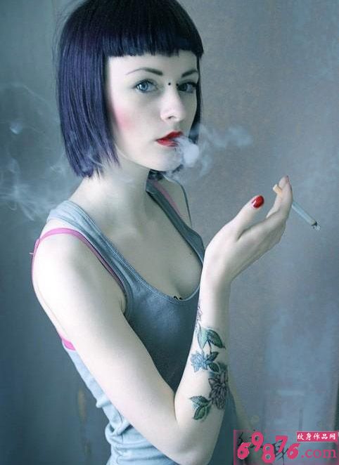 抽烟颓废美女秀手臂纹身