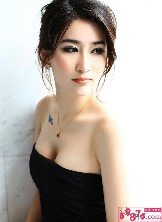 惊艳美女胸前秀纹身图片