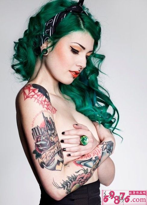 妖艳美女手臂个性纹身
