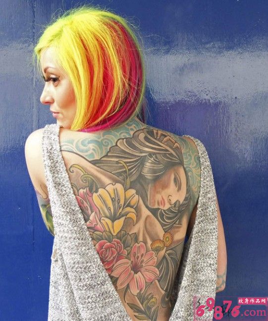 美女背部个性时尚纹身图片图片