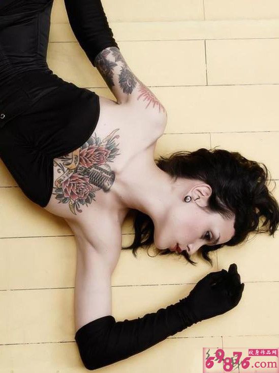 美女身上个性纹身图片