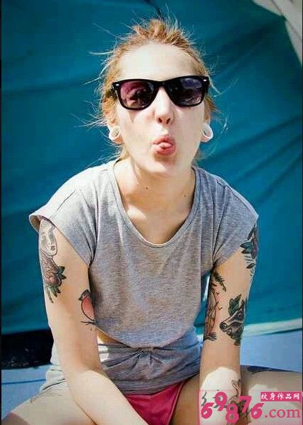 搞怪美女秀纹身