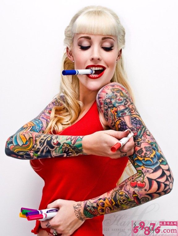 红唇美女个性花臂纹身