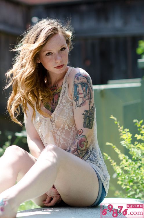 欧美漂亮小美女个性纹身图片图片